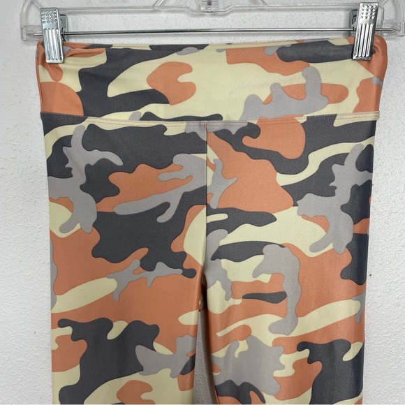 Revolve Koral Lustrous High Rise Legging in Rose Quartz Camo size M - Picture 5 of 11